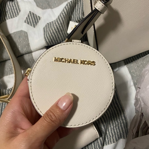 BMWT- Michael Kors Jet Set Tech Crossbody Bag in Saffiano Leather - light cream - Picture 4 of 11